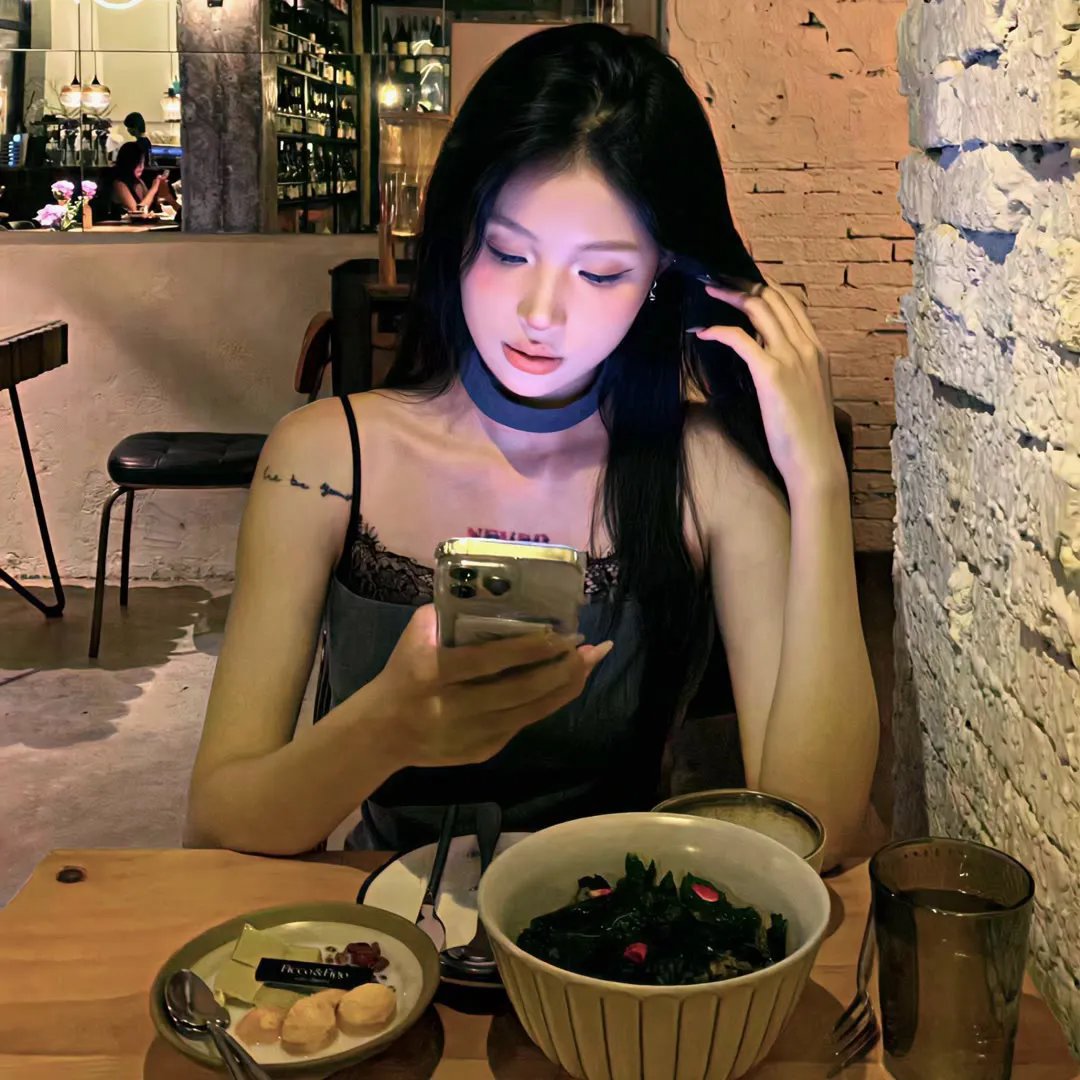 系红裤带的女人